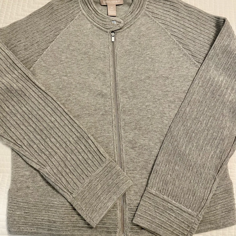 Banana Republic Zip Sweater beautiful Gray-Medium CUTE-STRETCHY, NEVER WORN!